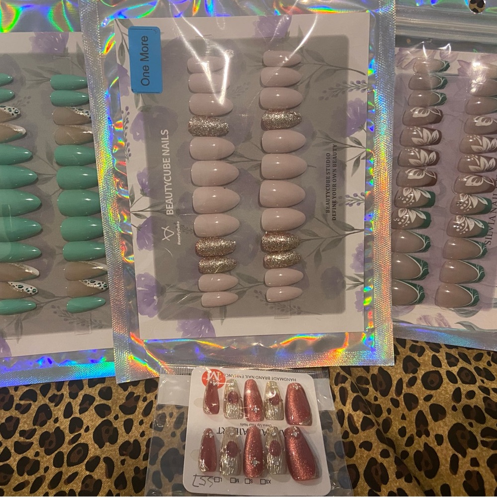 BeautyCube Press-On Nails Set - Nude & Gold Accent